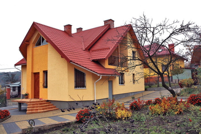 оранжево-желтый дом с красной крышей