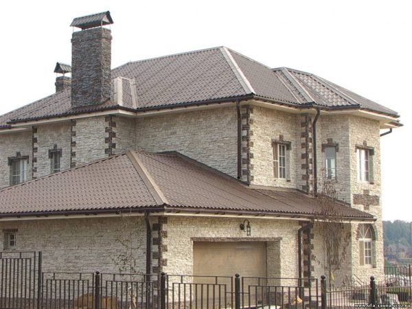 Внешняя отделка искусственным камнем