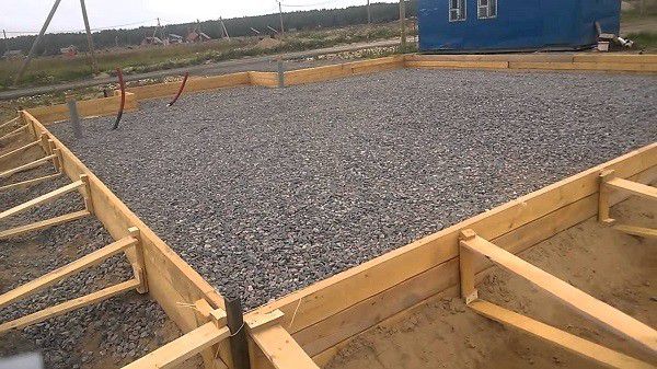 На фото изображена опалубка и гравийное полотно. Аналогичным образом ведутся работы по фундаменту крыльца
