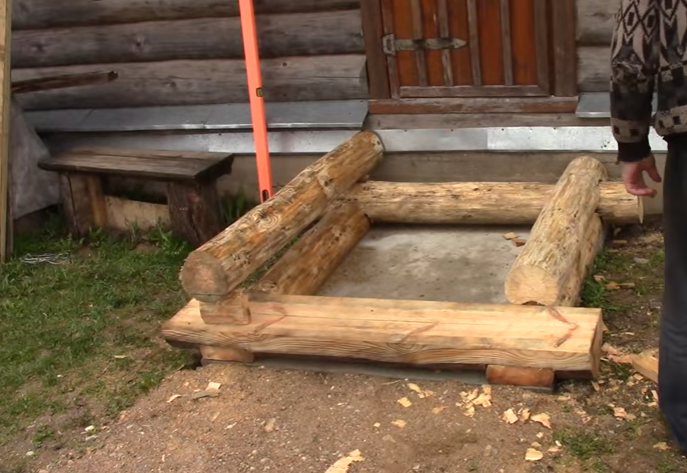 Сложенные бревна второй короны