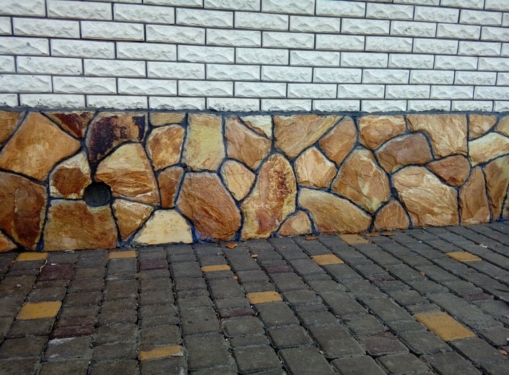 Отделка цоколя камнем