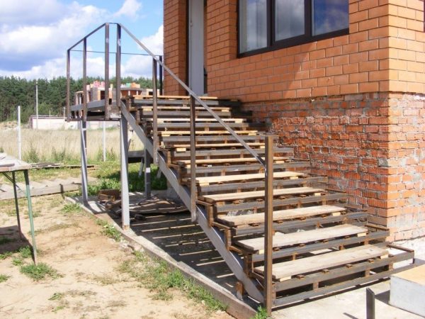 Грубая конструкция лестницы