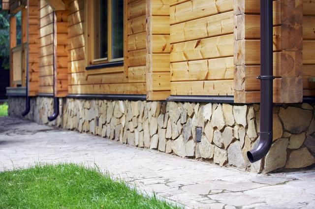 Плинтус с облицовкой натуральным камнем - смотрится очень богато