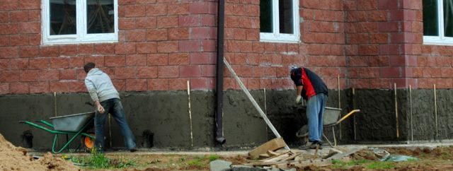 Один из самых простых вариантов - оштукатурить основание