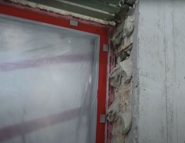 Наносим клей на стену шпателем.