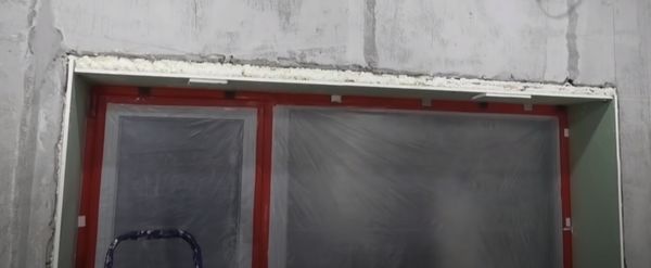 После схватывания клея заполните зазоры пенополиуританом.