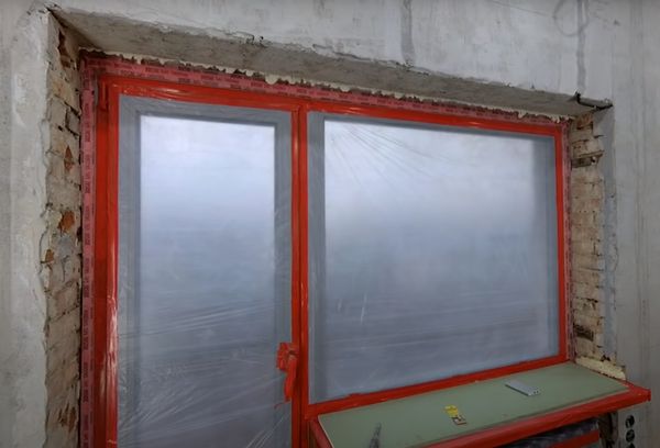 Окно закрывается прозрачной пленкой.
