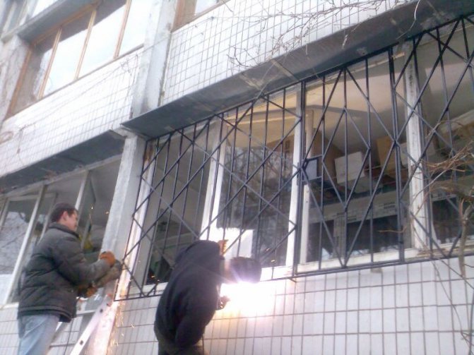 Монтаж решеток на оконные крепежи сваркой